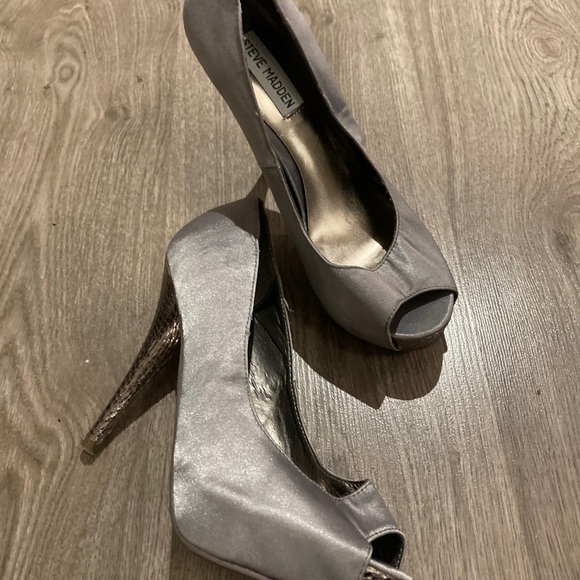 Satin shoes for a unique style - Picture 3 of 3